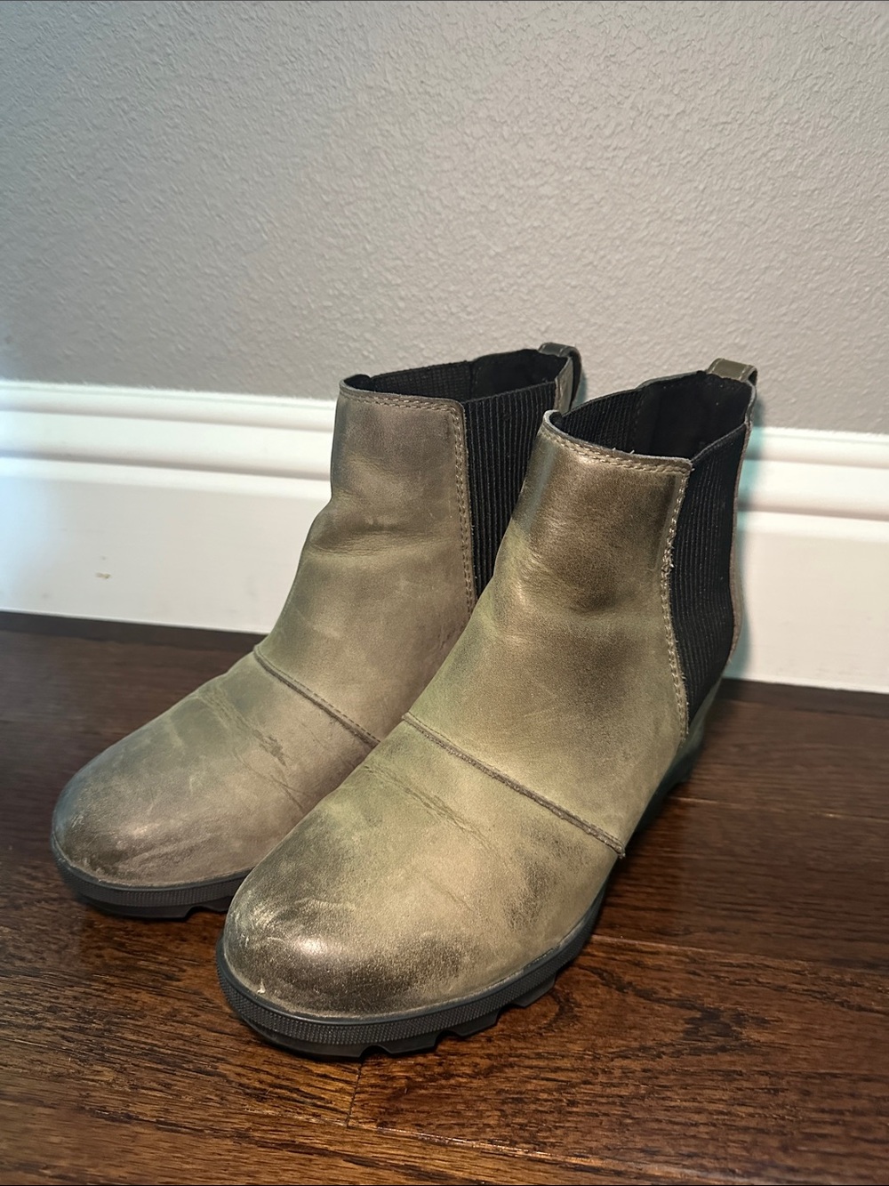 Women Olive Green Chelsea Boots